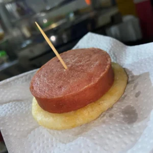 Salchichón con arepa -UF-